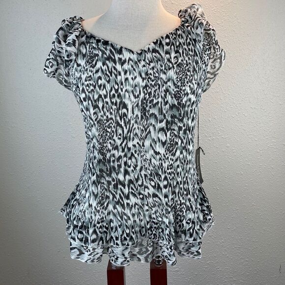 NWT Essentials by Milano Blouse Top Size M - Picture 1 of 8